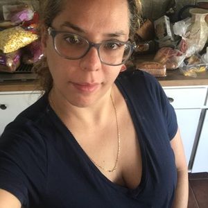 Meet your Posher, Idania